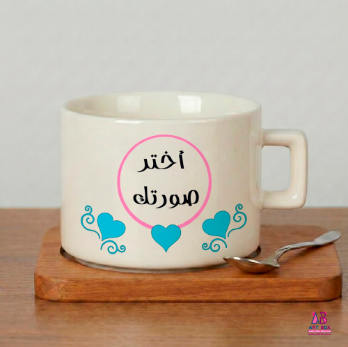 كوب قهوة بقاعدة خشب