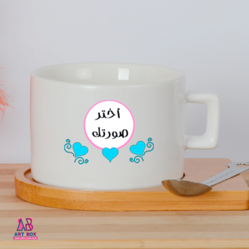 كوب قهوة بقاعدة خشب