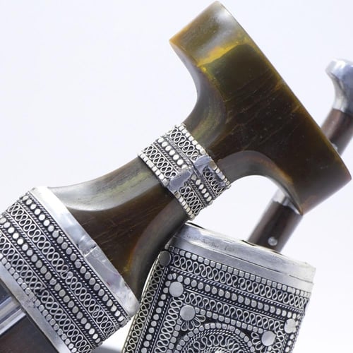 خنجر مقاس5 صب معدن مطلي فضة الراس قرن طبيعي