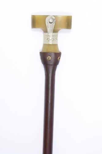 عصا زيتون على راس حك زراف ملبس جلد طبيعي