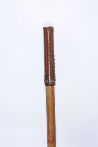 عكاز عتم. زيتون ملبسه بالجلد طبيعي