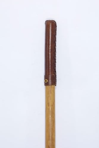 عكاز عتم. زيتون ملبسه بالجلد طبيعي