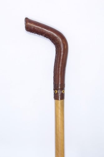 عكاز عتم. زيتون ملبسه بالجلد طبيعي