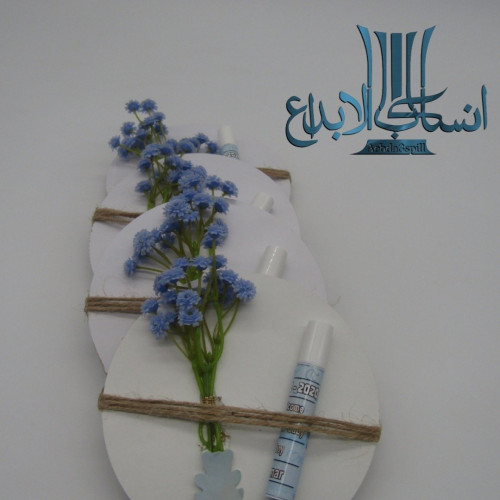 درزن توزيعات قاعدة خشبية بيضاء دائرية مع تولة وورد...