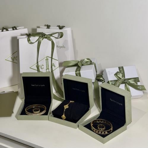 مجموعة اساور فان كليف 5 قطع - شامل الملحقات