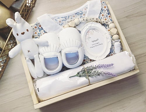 صندوق الكمال بحذاء أبيض | هدايا مواليد فاخرة