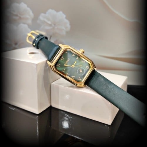 ساعه نسائيه فيريوس جلد اخصر ميناء ذهبي ميناء اخضر