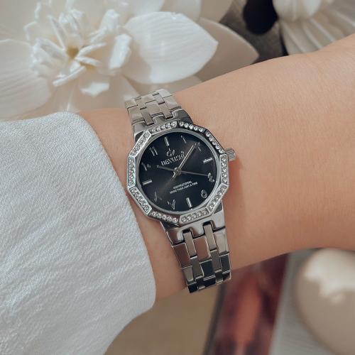 ساعة نسائية ماركة ديفوشي فضي ميناء أسود