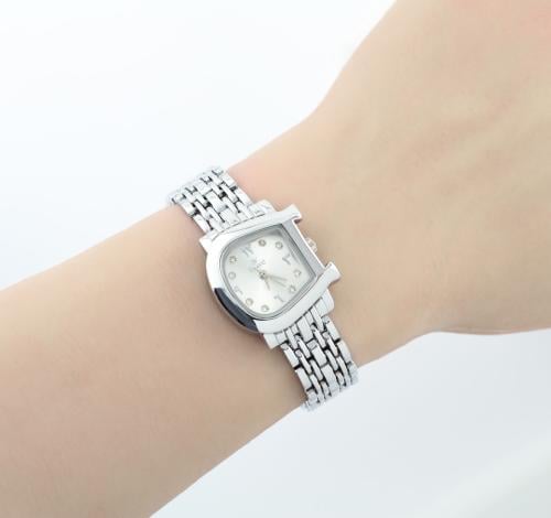 ساعة نسائية موديل اقنر فضي ميناء فضي ارقام عربية