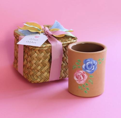 كوب فخار برسم يدوي