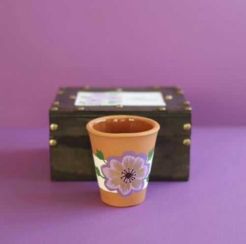 كوب فخار داخل صندوق خشبي