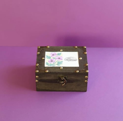 كوب فخار داخل صندوق خشبي