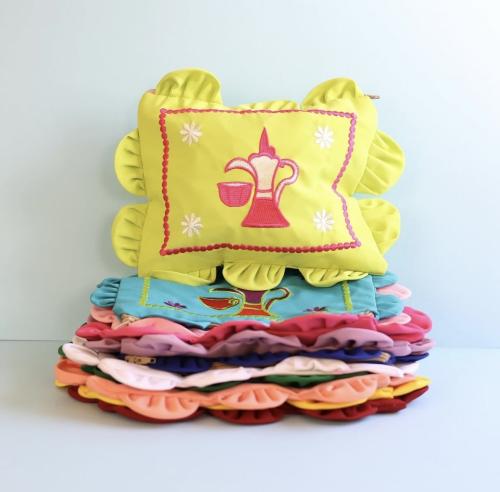 كيس مخدة مطرزة بألوان مختلفة