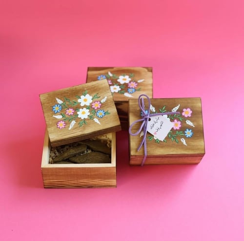 صندوق خشبي برسم يدوي مع بخور فاخر