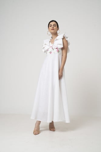 فستان لنن مطرز من عند الصدر