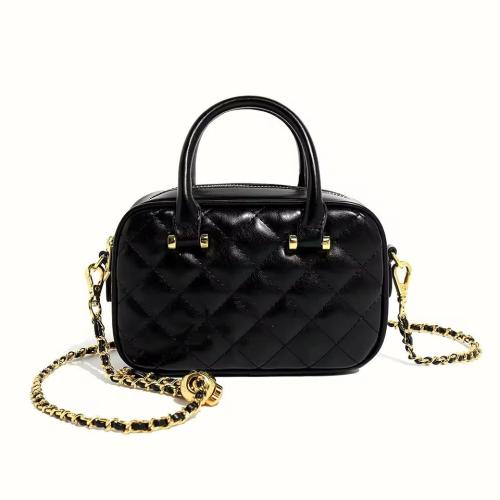 حقيبة بمقبض علوي