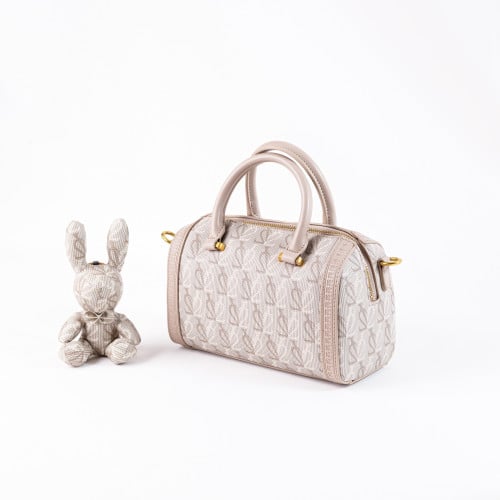 شنطة واسعة مع ميدالية ارنب