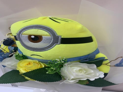 باقة مينيونز + تعليقة