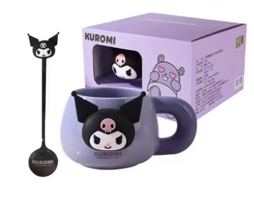 كوب كرومي مع ملعقة