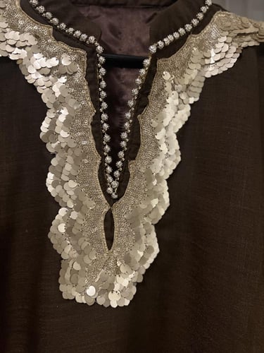 جلابيه لينون بني غامق بذهبي