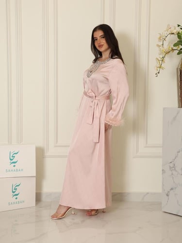 جلابية وردي - رمادي بالريش