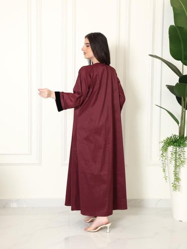 جلابيه عنابي بطابع شرقي فاخر