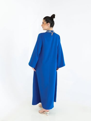 جلابية كريب نيلي بشغل يدوي وأكمام واسعة