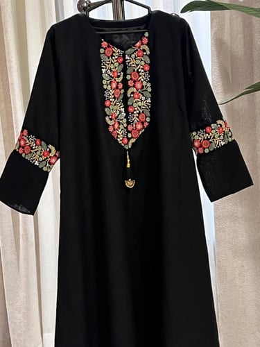 جلابية لينون اسود مطرز