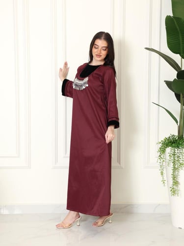 جلابيه عنابي بطابع شرقي فاخر