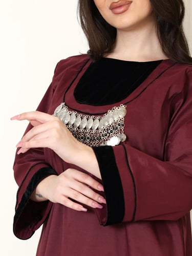 جلابيه عنابي بطابع شرقي فاخر