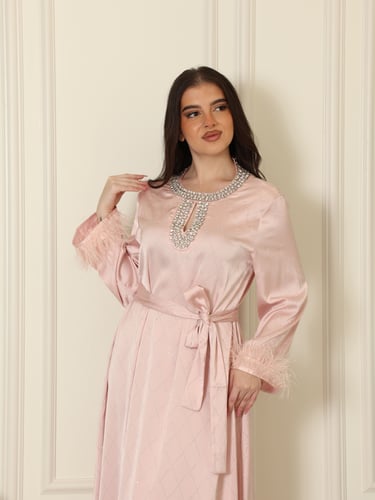 جلابية وردي - رمادي بالريش