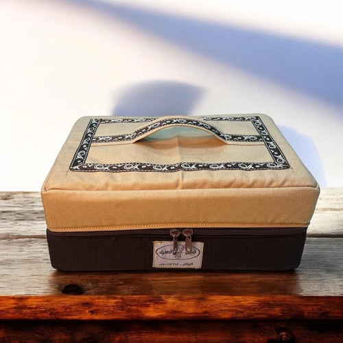 حقيبة Tokyo Koch Kult باغراضها