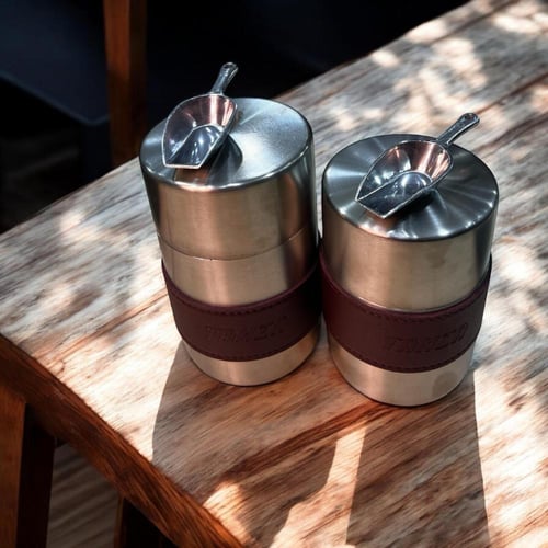 حقيبة Tokyo Koch Kult باغراضها