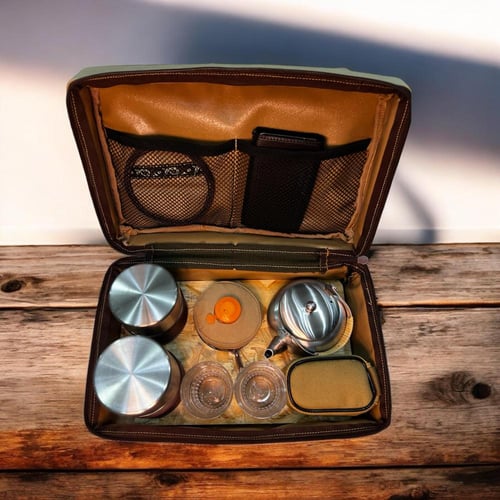 حقيبة Tokyo Koch Kult باغراضها