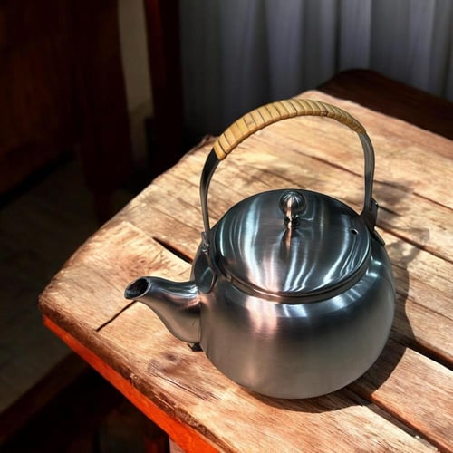 حقيبة Tokyo Koch Kult باغراضها