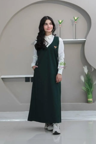 Oil-colored apron, shoulder strap with a beautiful line