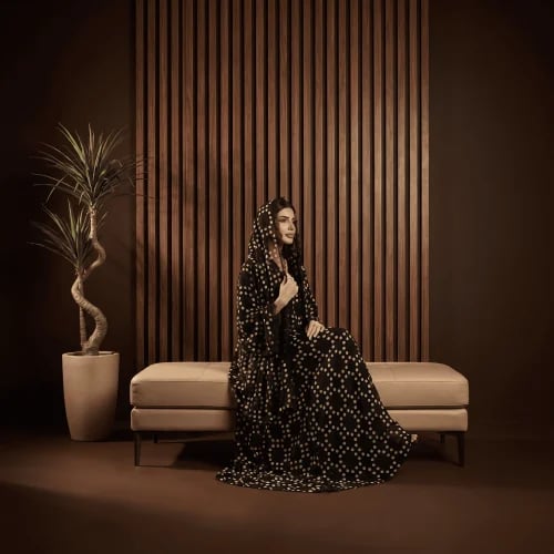 عباية نسائية سوداء بنقشة نقاط بيضاء