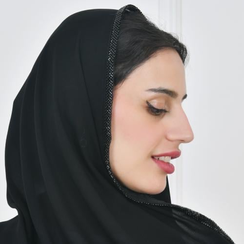 طرحه حرير بحافة مزينة بشك اسود انيق