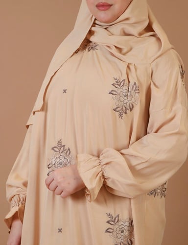 طقم سجادة و ثوب صلاة مطرز بيج