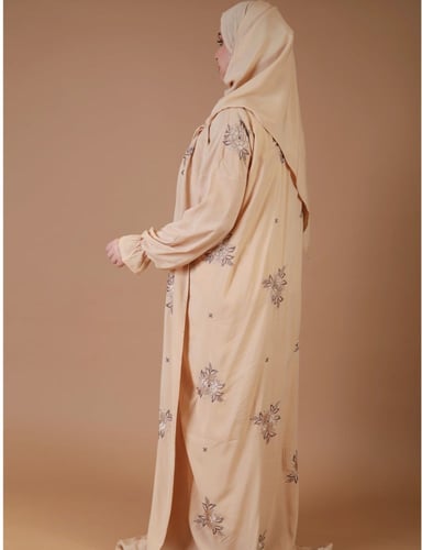 طقم سجادة و ثوب صلاة مطرز بيج