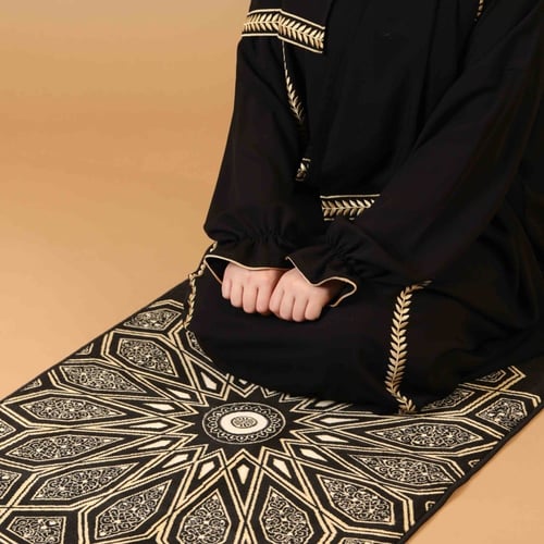 طقم سجادة و ثوب صلاة مطرز أسود