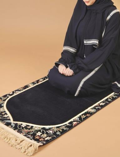 طقم سجادة وثوب صلاة كحلي مطرز - تصميم إمام الحرم