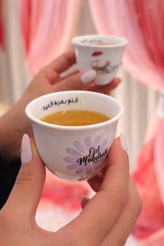 فناجين قهوة مع طباعة خاصة