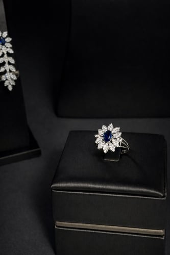 طقم ذهب مميز عيار 18 وزن 32.56 جرام