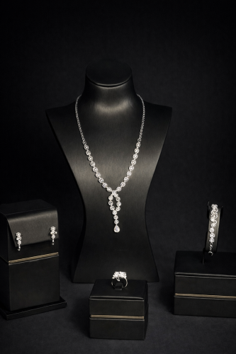 طقم ذهب بتصميم فريد عيار 18 وزن 36.3جرام