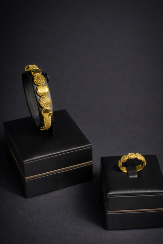 اسوارة واقفة مع خاتم عيار 21 وزن 11.82 جرام