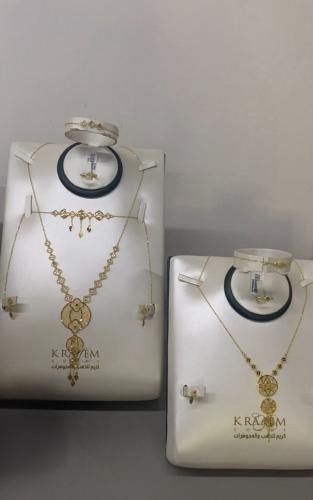 طقم كبير مع مخنق + طقم صغير عيار 21