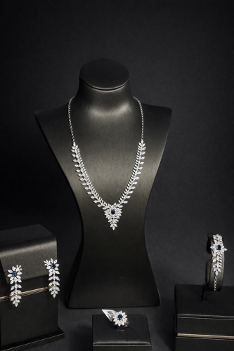 طقم ذهب مميز عيار 18 وزن 32.56 جرام