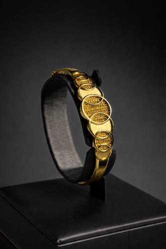 اسوارة واقفة مع خاتم عيار 21 وزن 14.07 جرام