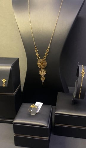 طقم كبير مع مخنق + طقم صغير عيار 21